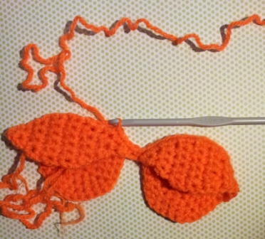 Assembling the segments (4) Assembling the segments 4 Crochet Pumpkin Segment Ball